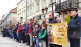 Męski różaniec w Piotrkowie, mężczyźni idąc ulicami miasta modlili się w intencji rodzin, miasta i ojczyzny ZDJĘCIA