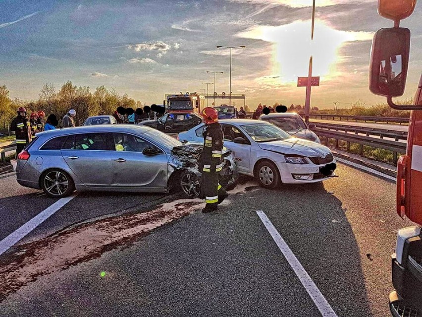 Kolejne utrudnienia na obwodnicy. Zderzenie kilku aut na A4 [NOWE ZDJĘCIA]