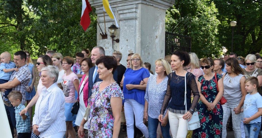 Otorowo. Relikwia św. Jana Pawła II została wprowadzona do kościoła  pw. Wszystkich Świętych [ZDJĘCIA]