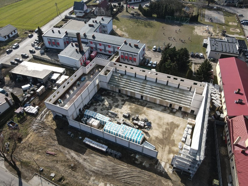 Budowa hali w Wilkowicach ma być wznowiona po 10 miesiącach. Tak plac budowy wygląda w połowie marca 2023