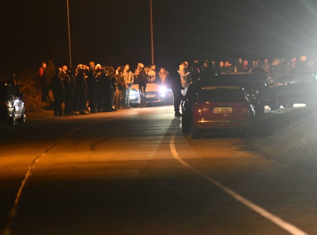 Początkowo na miejscu nielegalnego "zlotu" pojawił się jeden patrol policji. Później docierały kolejne.