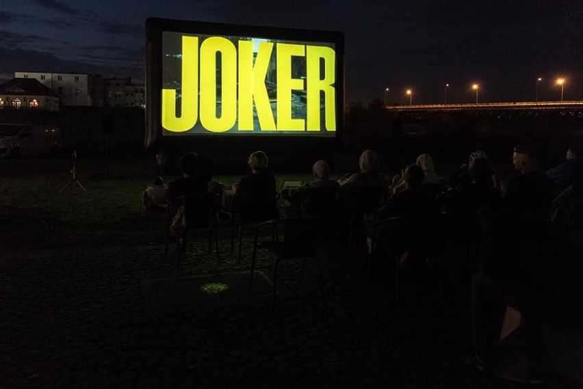 Seans Jokera w kinie plenerowym