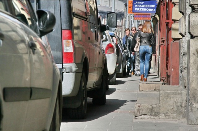 Chodniki ulicy Kalwaryjskiej są często zastawiane przez źle zaparkowane auta