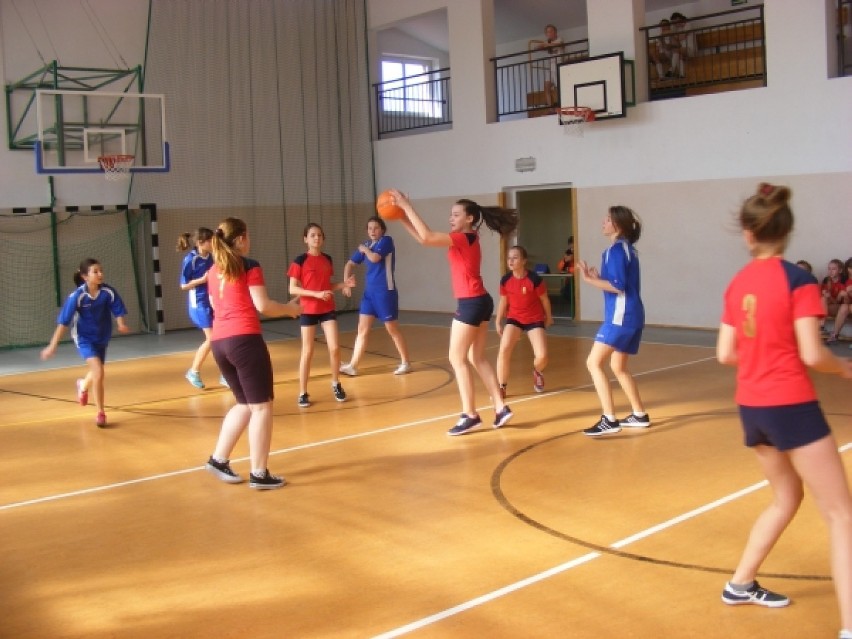 Mistrzostwa Powiatu Wieluńskiego w mini koszykówce dziewcząt[Zdjęcia]