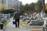 Cmentarze w Radomsku przed dniem Wszystkich Świętych. Trwa sprzątanie grobów ZDJĘCIA