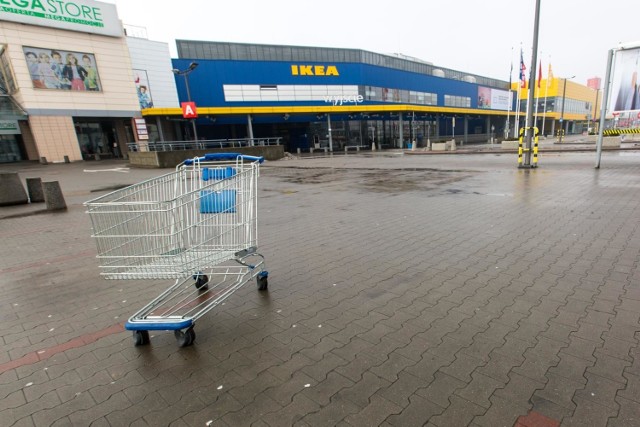 Pierwsza niedziela bez handlu w Gdańsku. Pusty parking centrum handlowego Matarnia