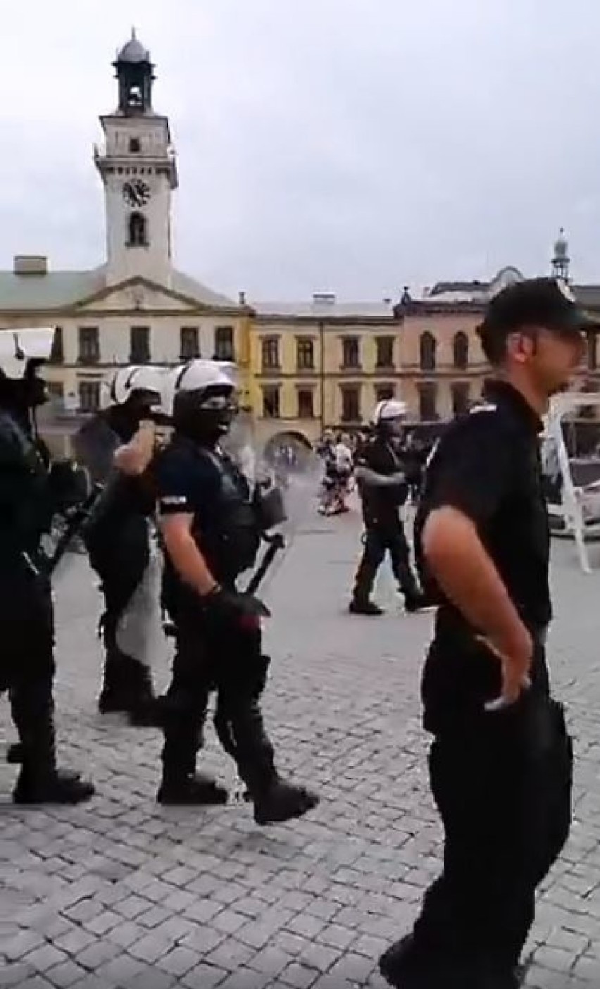 Na cieszyńskim rynku pojawili się kibice i uzbrojona policja