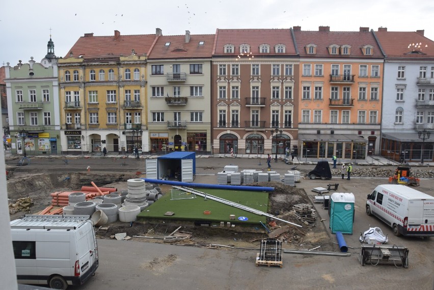 Rewitalizacja Głównego Rynku w Kaliszu. Pogoda na razie...