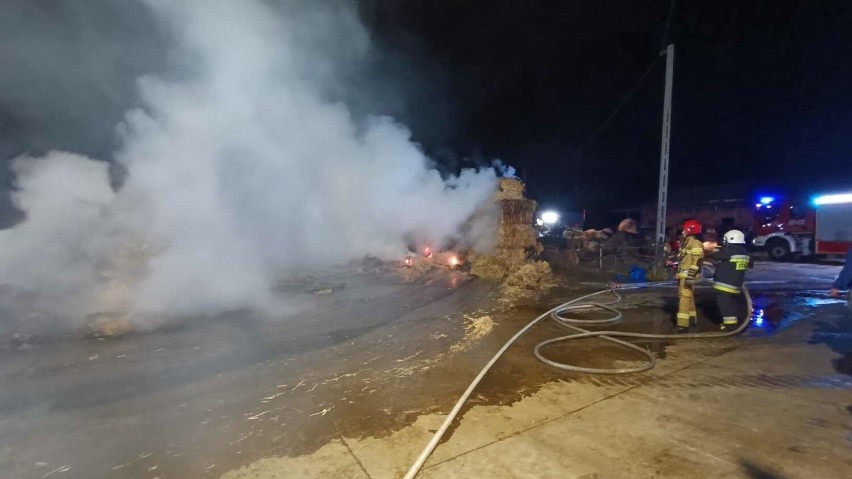 Pożar słomy w miejscowości Boreczek. Z ogniem walczyły cztery zastępy straży pożarnej [zdjęcia]