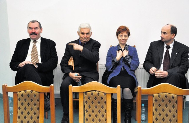 Prezes Krzysztof Tułacz siedzi z lewej