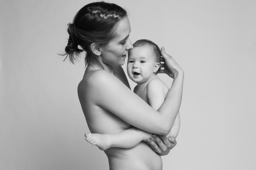 Warszawski fotograf robi zdjęcia nagim matkom z dziećmi. Podoba wam się taka sztuka?