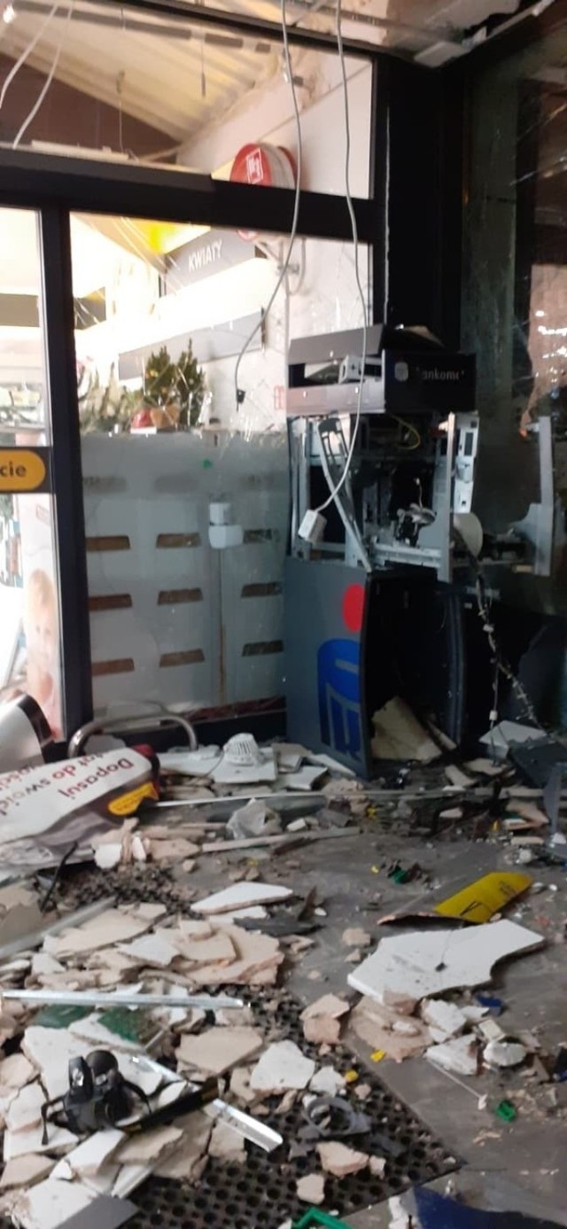 Funkcjonariusze, którzy przybyli na miejsce, zastali kompletnie zniszczony bankomat, który znajdował się przy wejściu do sklepu.