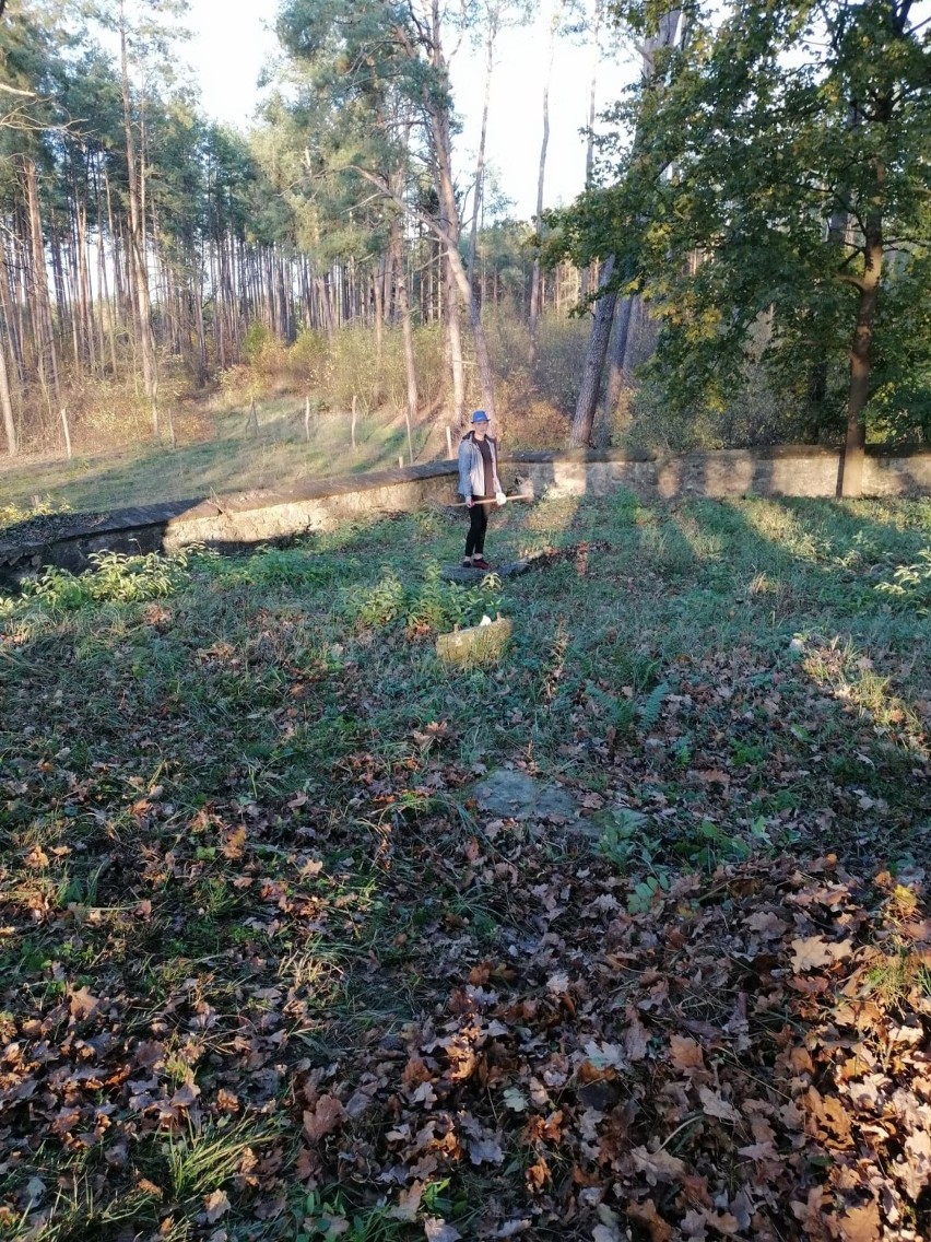 Ośno Lub.: Młodzież z ośrodka socjoterapii sprzątała żydowskie groby