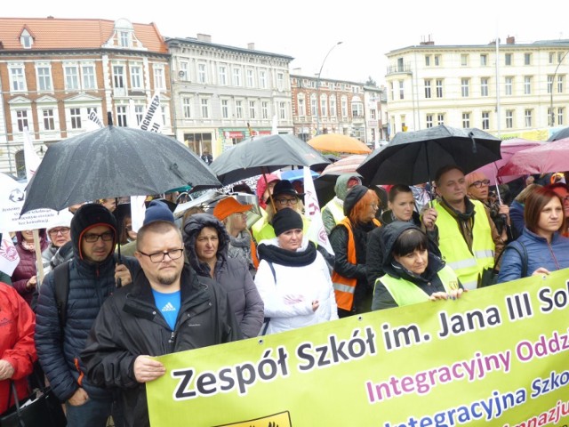 W Koszalinie, podobnie jak w szesnastu innych miastach w naszym kraju, w poniedziałek zorganizowana została manifestacja przeciwko planowanej reformie szkolnictwa w Polsce