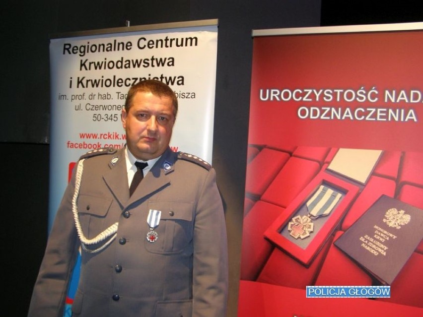Policjanci z Głogowa w grupie odznaczonych honorowych krwiodawców 