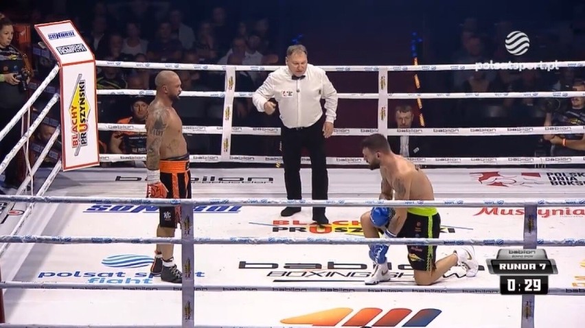 Boks. Łukasz Pławecki wygrał przez TKO. Gorąco po walce! Jego rywal, Mateusz Lis, się ośmieszył. „Boom Boom” komentuje 