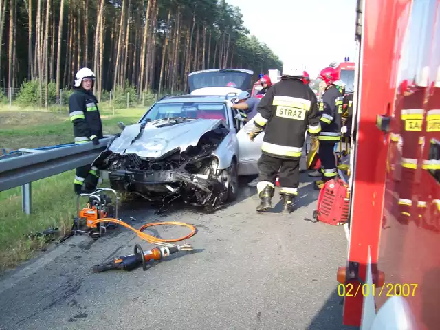 Wypadek na A2. W poniedziałek po godzinie 18 na autostradzie A2 w kierunku na Świecko doszło do groźnego wypadku samochodowego. Osobowy Mercedes, którym podróżowali dwaj mężczyźni wbił się w tira.