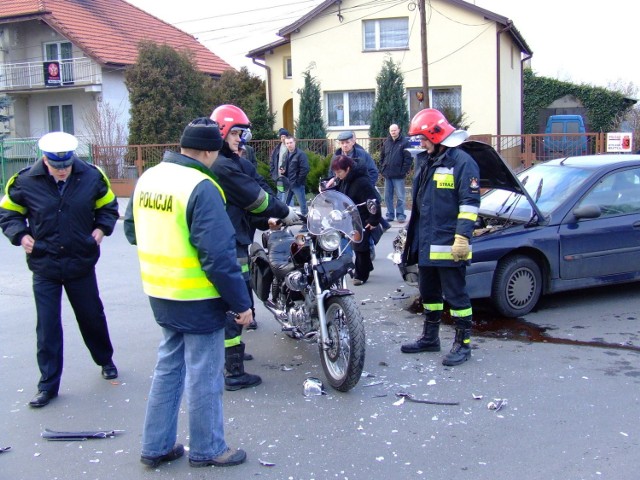 Policjanci z pionu wypadkowego robią oględziny miejsca zdarzenia. Fot. Piotr Andrzejak