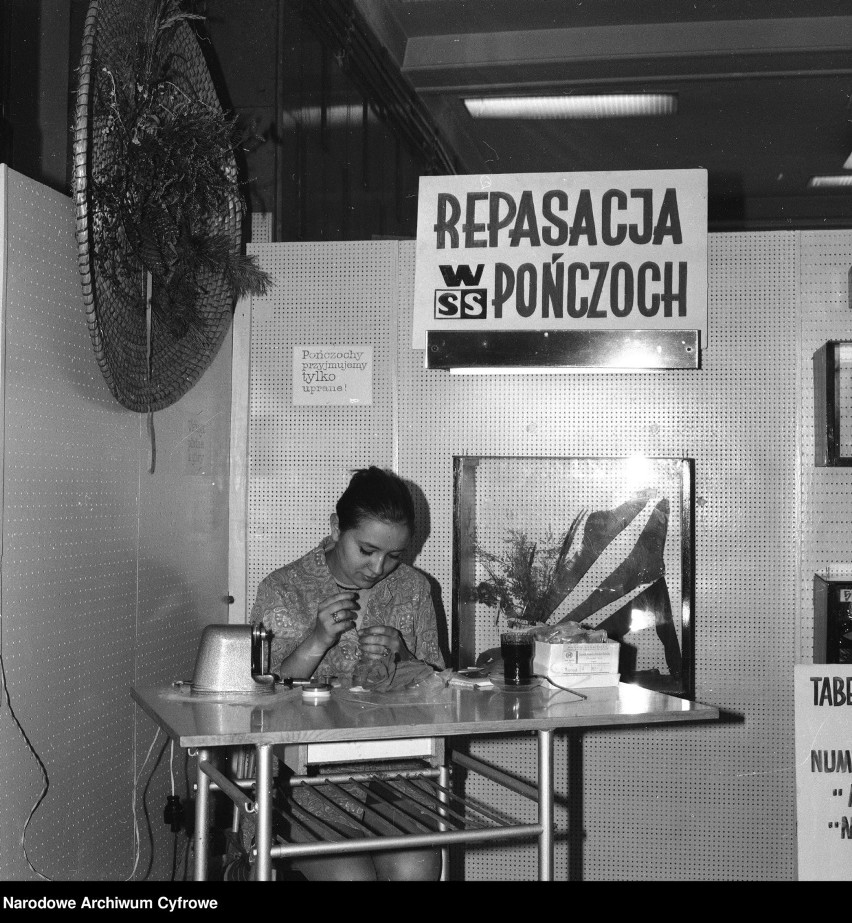 Na zdjęciu: punkt repasacji (naprawy) pończoch.

1970 rok.