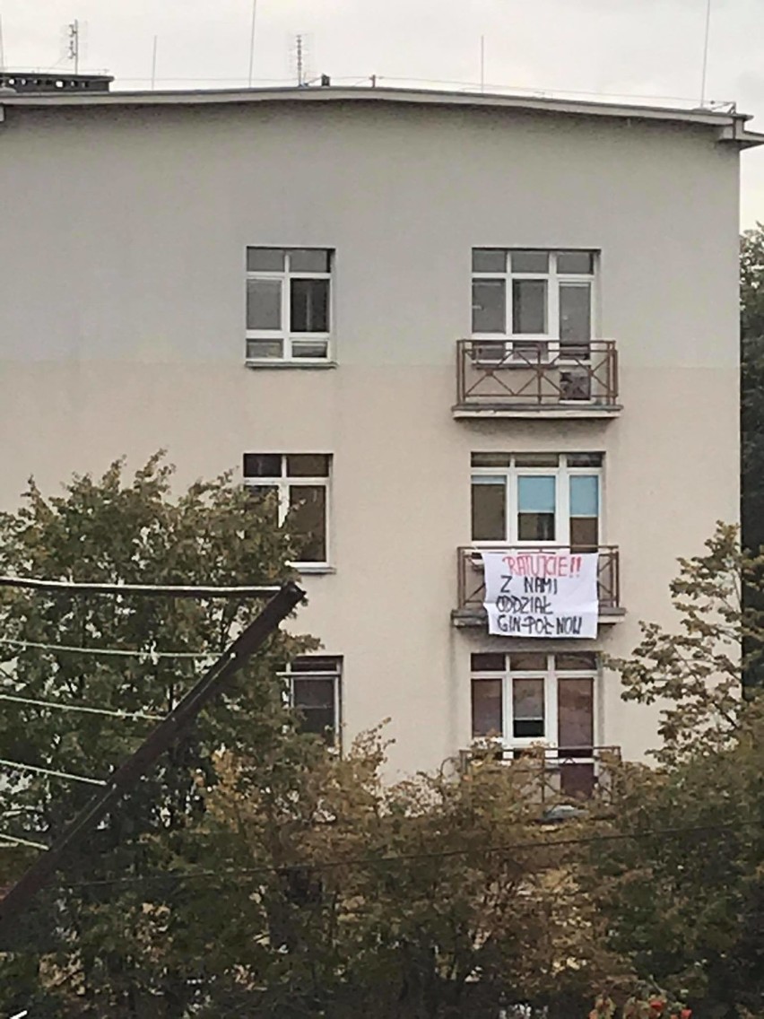 Banery z apelem o pomoc na budynku szpitala w Opocznie. Oddział położniczy wciąż bez kontraktu [ZDJĘCIA]