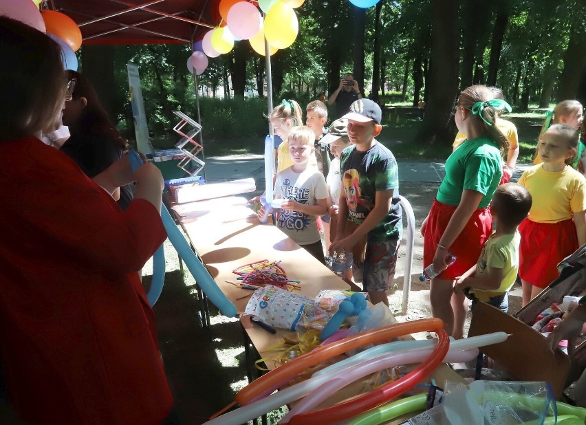 Integracyjny Festyn Środowiskowy w radomskim Parku Kościuszki. Było wiele atrakcji i świetna zabawa. Zobacz zdjęcia