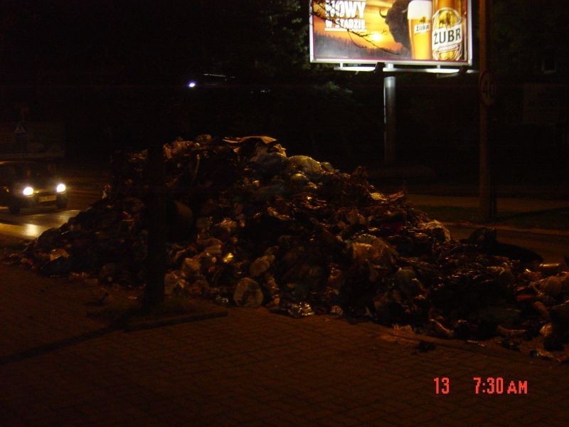Palacza - Wysypało się ze śmieciarki. Stosy śmieci na ulicy [ZDJĘCIA]