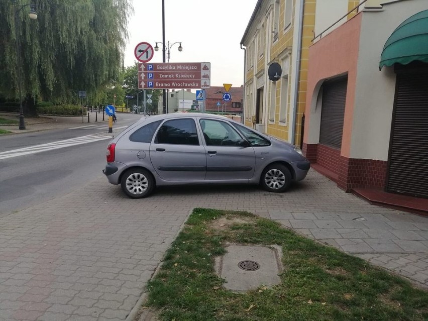 Mistrzowie parkowania z Oleśnicy i okolic. Tak parkują "święte krowy" [ZDJĘCIA cz.4]