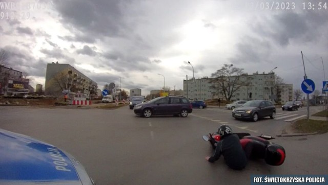 Około godziny 14 na Alei Jana Pawła  II wywrócił się motorowerzysta jadący od ulicy Bałtowskiej w kierunku Radwana.