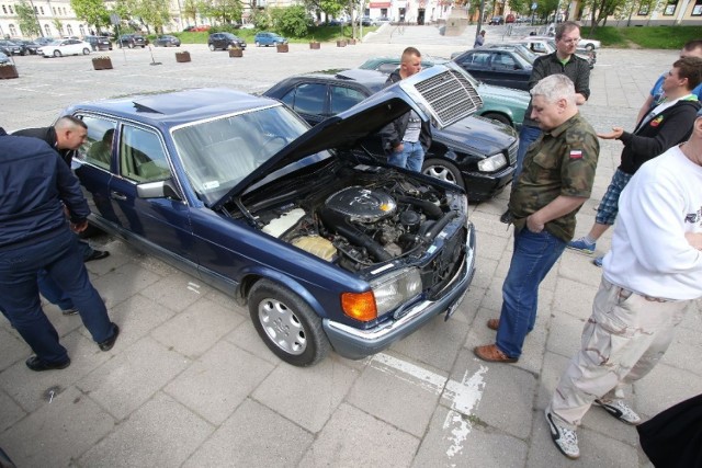 Kilkanaście mercedesów stanęło w niedzielę na placu Wolności w Kielcach. Można było z bliska zobaczyć te kultowe auta.