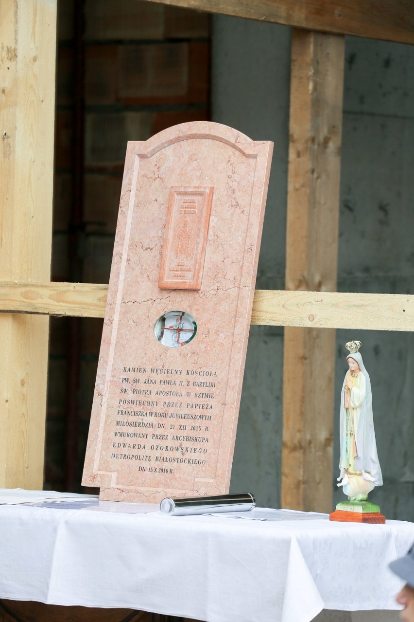 Tak wmurowano kamień węgielny w kościele p.w. św. Jana Pawła II w Ignatkach-Osiedle [ZDJĘCIA]