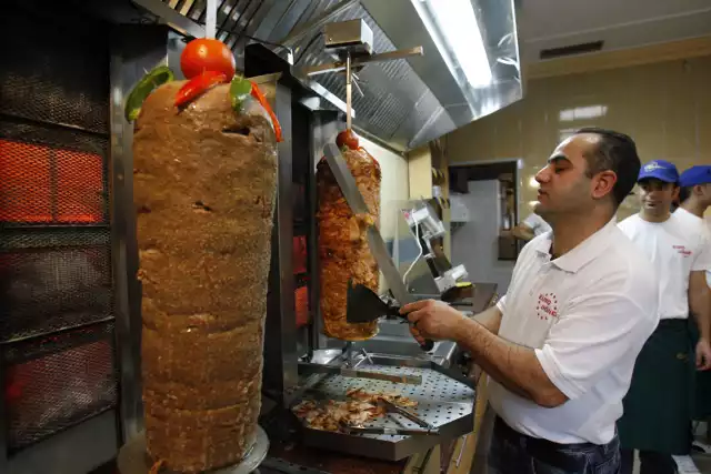 Na Facebooku poprosiliśmy internautów o wskazanie najlepszej ich zdaniem lokali z kebabem w Przemyślu i okolicy. Publikujemy TOP 6 najpopularniejsze z nich!

Zobacz także: TOP 6 najpopularniejszych siłowni w Przemyślu i okolicy [LISTA]Kebab ściąga do Politechniki Warszawskiej ludzi z całej Polski! Jak smakuje?
