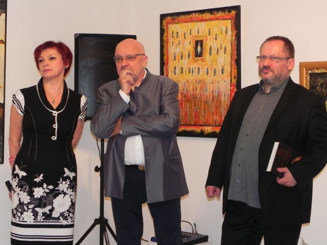 Jolanta Chwałek, Jan Walasek i Stanisław Tabisz podczas otwarcia wystawy w ostrowieckim Biurze Wystaw Artystycznych.