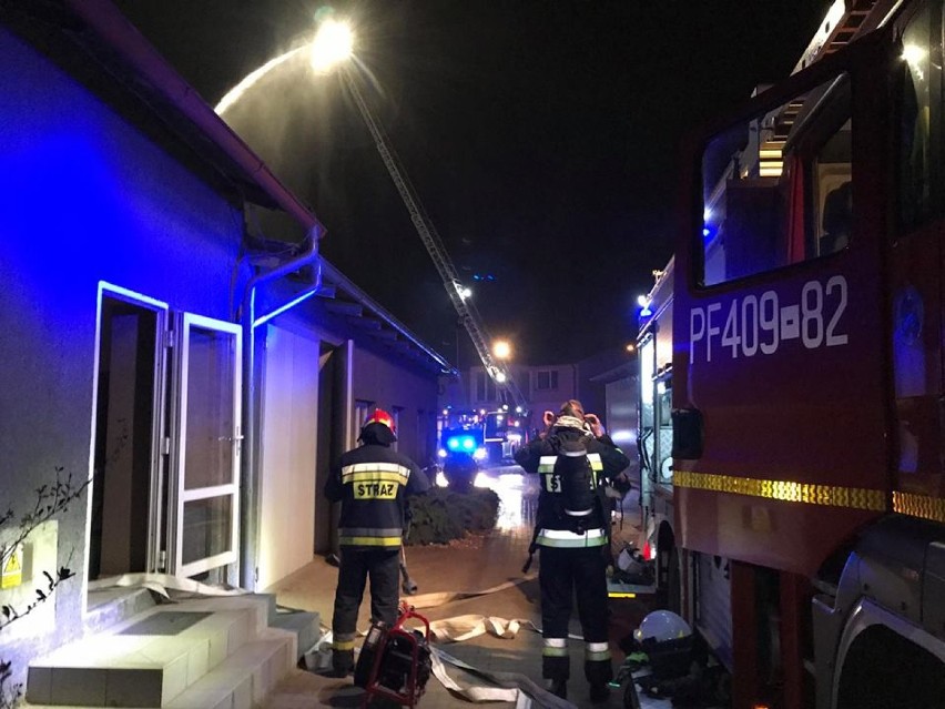 Ćwiczenia pożarnicze w Szamocinie: Strażacy "gasili ogień" w stolarni (FOTO)  