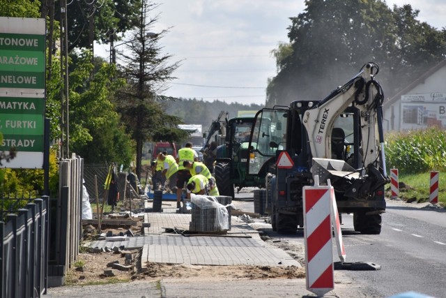 Trwa remont DW 436 w Chrząstowie w gminie Książ Wielkopolski. Kierowcy muszą liczyć się z utrudnieniami do października