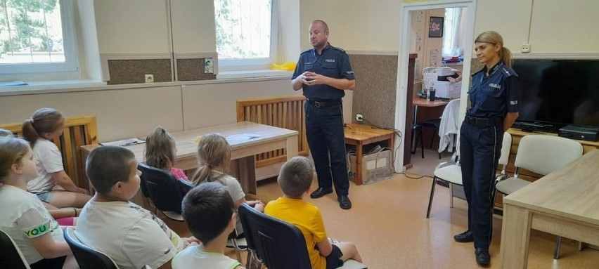 Wakacyjne spotkania wieluńskich policjantów z dziećmi i młodzieżą