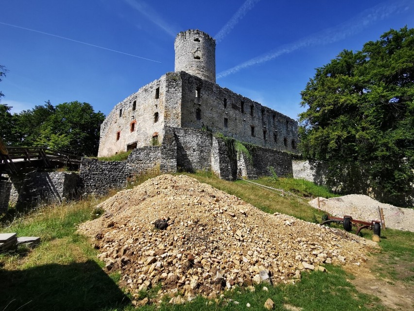Zamek w Lipowcu może poszczycić się wysoką na 28 metrów...