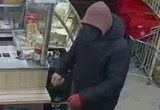 Zamaskowany mężczyzna z nożem napadł na sklep w Kujawsko-Pomorskiem. Policja szuka sprawcy rozboju