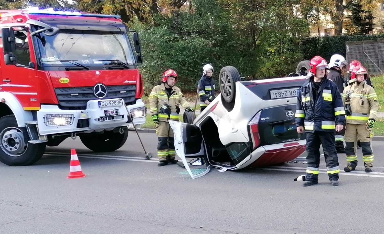 Wypadek w Gdyni na Dąbrowie 30.10.2019. Samochód osobowy