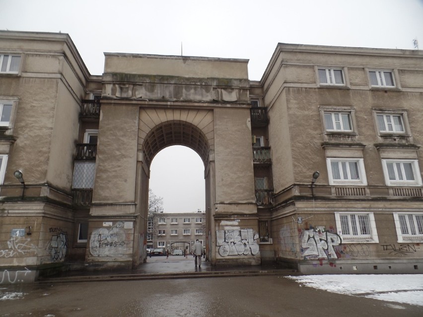 Zakończył się remont socrealistycznego budynku na Muranowie. Absurdalna brama nie dzieli już mieszkańców 