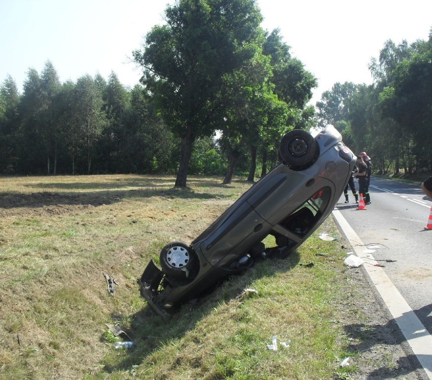 Wypadek w Kaleniu pod Rawą. Renault wylądowało na dachu