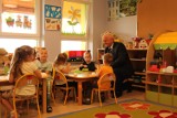 Wizyta wojewody w Niegosławicach. Zasiadł z dziećmi przy jednym stole [ZDJĘCIA]