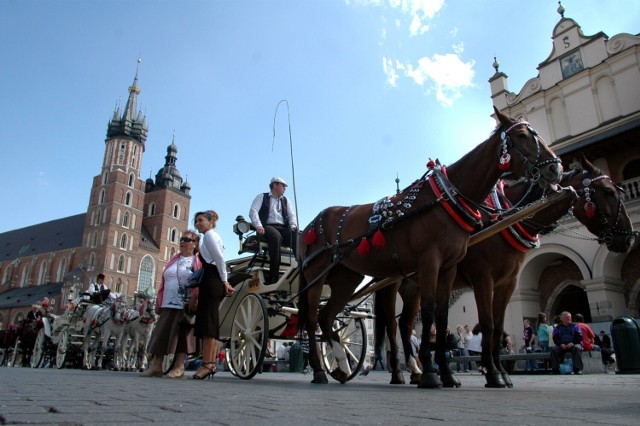 Kraków z dorożkami na Rynku Głównym. To polskie miasto najczęściej odwiedzane przez zagranicznych turystów