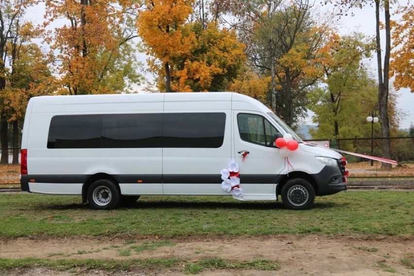 Biały bus dostosowany do wózków. SOSW ma nowy środek transportu dla swoich podopiecznych (zdjęcia)