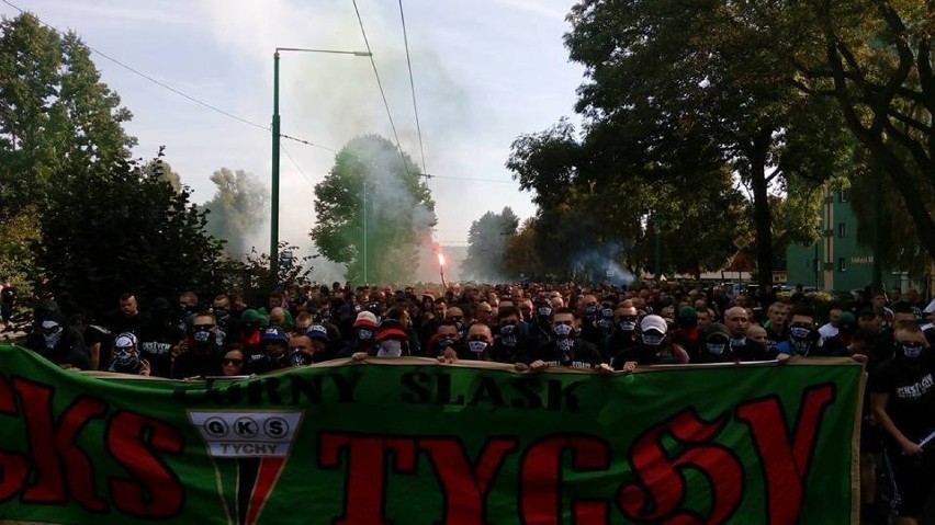 Kibice GKS Tychy w czasie meczu z GKS-em Katowice.