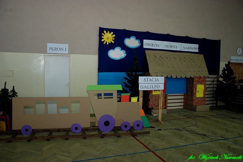 Uroczyste pasowanie przedszkolaków i uczniów Galileo w Nakonowie [zdjęcia]
