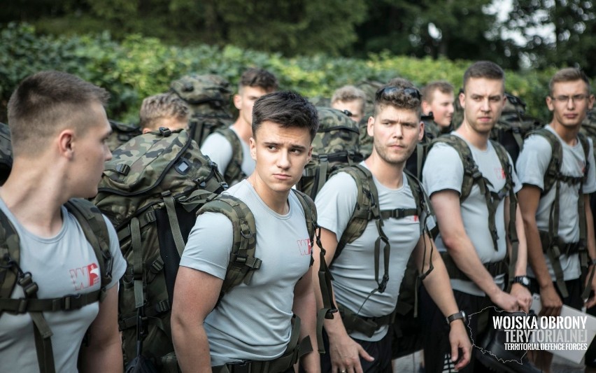 Żołnierze Wojsk Obrony Terytorialnej z Dolnego Śląska znowu się szkolą. Terytorialsi wyjechali na poligon do Żagania
