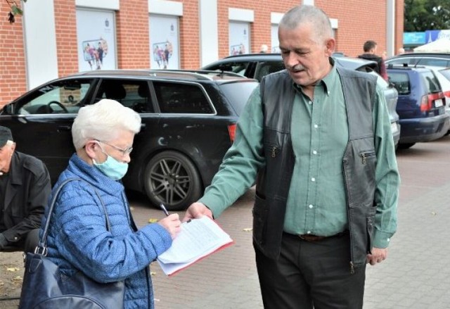 Akcja zbierania podpisów pod wnioskiem o przeprowadzenie referendum w sprawie odwołania burmistrza gminy Goleniów minęła półmetek