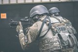 Zatrzymanie na kieleckim osiedlu Dąbrowa w niedzielne popołudnie. Policjanci wyposażeni w długą broń
