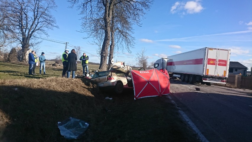 Śmiertelny wypadek w gminie Golub-Dobrzyń. Dwie osoby zginęły w czołowym zderzeniu [zdjęcia]