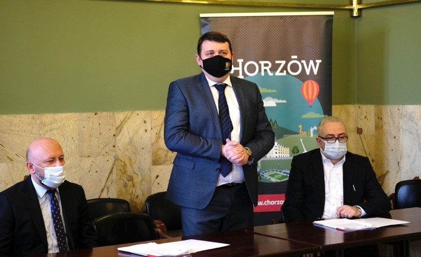 W Urzędzie Miasta w Chorzowie podpisano umowa na wystawę...